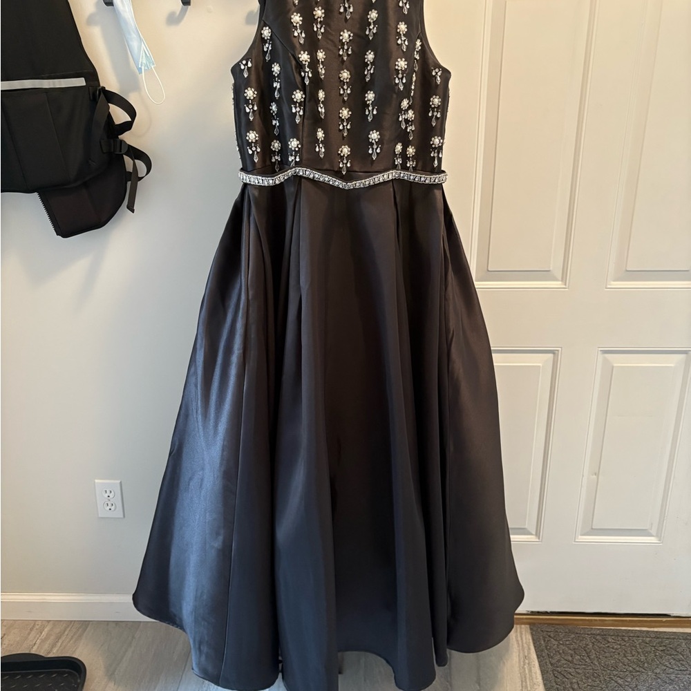 Elegant Black Maxi Dress with Embellishments - Picture 4 of 4